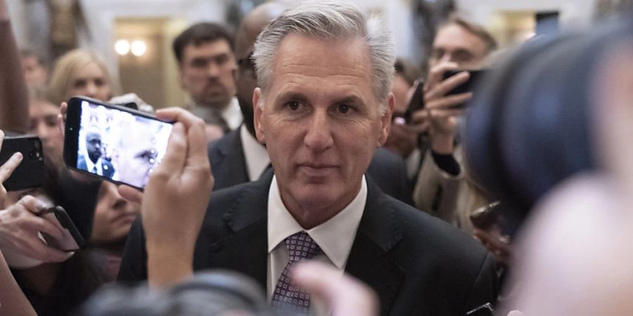 Kevin McCarthy (M), Minderheitenführer des Repräsentantenhauses, ist von Journalisten umringt, als er vom Büro des Vorsitz des Repräsentantenhauses zum Plenarsaal geht. Foto: Jacquelyn Martin/AP/dpa