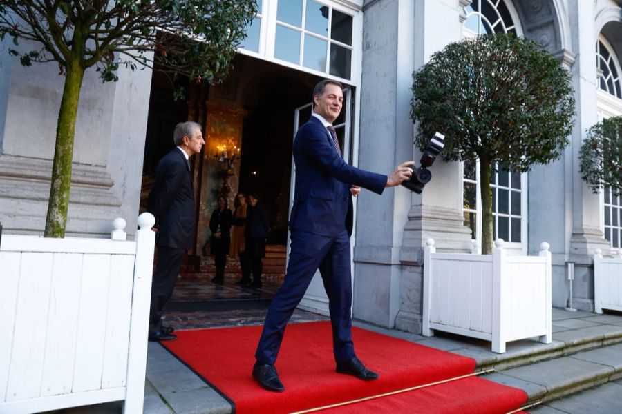 Der belgische Premierminister Alexander De Croo tut so, als würde er die Fotografen ablichten, während er auf Bundespräsident Ignazio Cassis wartet, 24. November 2022.