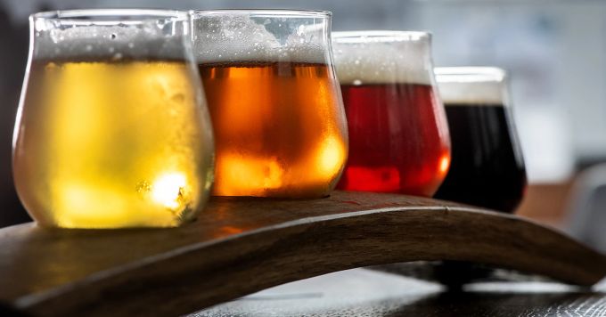 Prost! Hier wurden gleich vier frisch gezapfte Biere serviert. Bier frisch gezapft Farbe