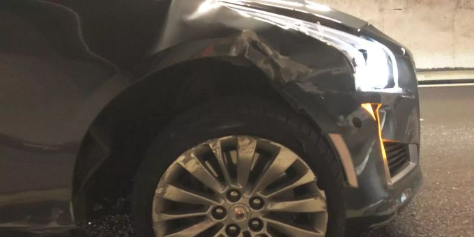 Am Auto sowie an den Tunneleinrichtungen entstand Sachschaden. Kantonspolizei Glarus