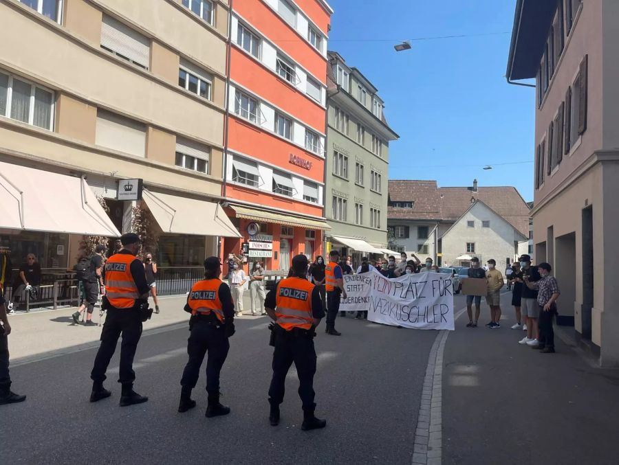 Die Polizei hält die Gegendemonstranten und die Demonstranten auseinander.