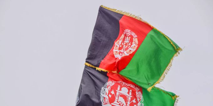 Demonstranten gegen die Taliban zeigen die afghanische Flagge. Foto: Vuk Valcic/SOPA Images via ZUMA Press Wire/dpa Demonstranten gegen die Taliban zeigen die afghanische Flagge. Foto: Vuk Valcic/SOPA Images via ZUMA Press Wire/dpa