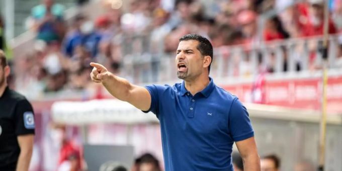 Trainer Dimitrios Grammozis steckt mit dem FC Schalke 04 in der zweiten Liga schon in der Krise. Foto: Matthias Balk/dpa Trainer Dimitrios Grammozis steckt mit dem FC Schalke 04 in der zweiten Liga schon in der Krise. Foto: Matthias Balk/dpa