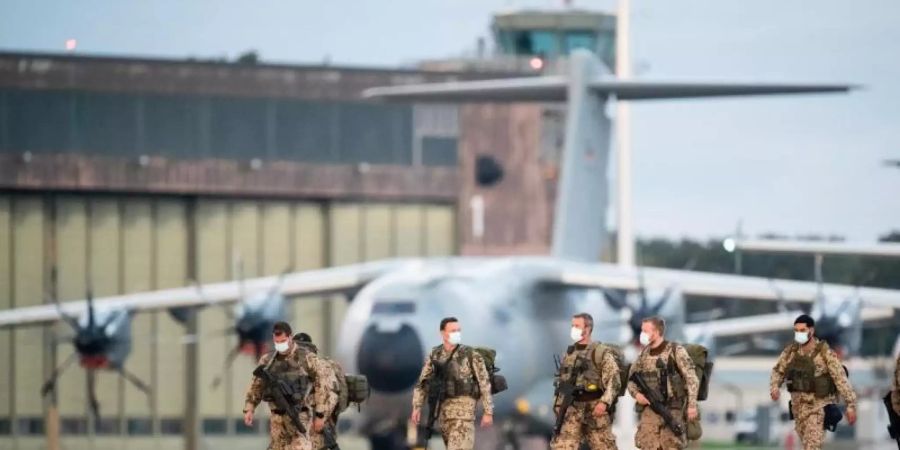 Soldaten steigen aus den Transportflugzeugen der Bundeswehr auf dem niedersächsischen Stützpunkt Wunstorf. Foto: Daniel Reinhardt/dpa