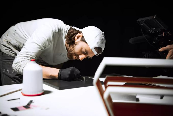 Exakte Arbeit und Perfektion Am Arbeiten