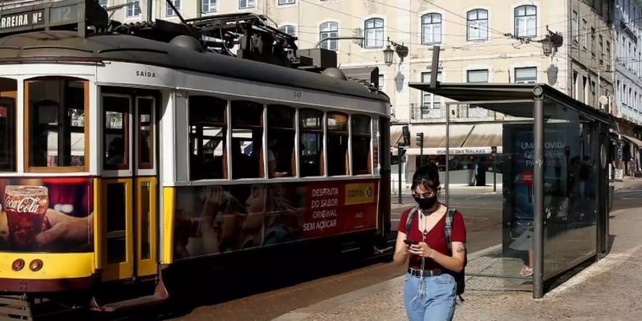 Portugal hebt die Maskenpflicht im Freien auf. Auf den Strassen der Hauptstadt Lissabon und anderer Städte tragen viele Menschen aber weiterhin Schutzmaske. Foto: Pedro Fiuza/XinHua/dpa/Archiv