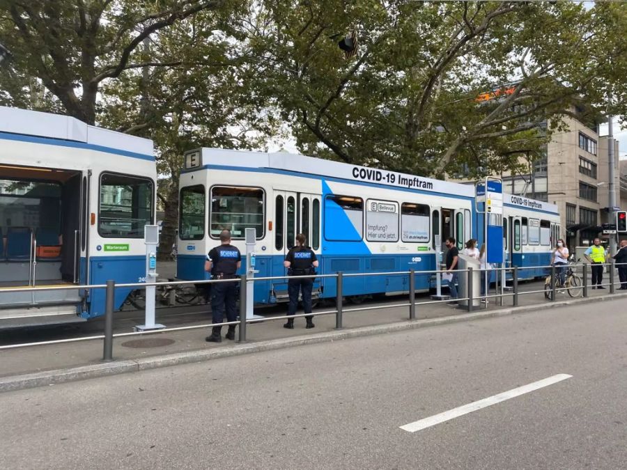 Der Mann schimpfte über das Impftram und attackierte einen Sicherheitsangestellten, nachdem ihn dieser von einem herannahenden Tram wegzog.