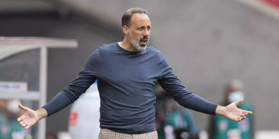 Stuttgarts Trainer Pellegrino Matarazzo gestikuliert an der Seitenlinie. Foto: Tom Weller/dpa