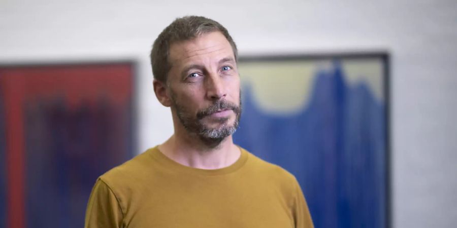 Der franko-amerikanische Filmemacher und Künstler Éric Baudelaire fotografiert in seiner Ausstellung «Death Passed My Way and Stuck This Flower in My Mouth» in der Kunst Halle St. Gallen.