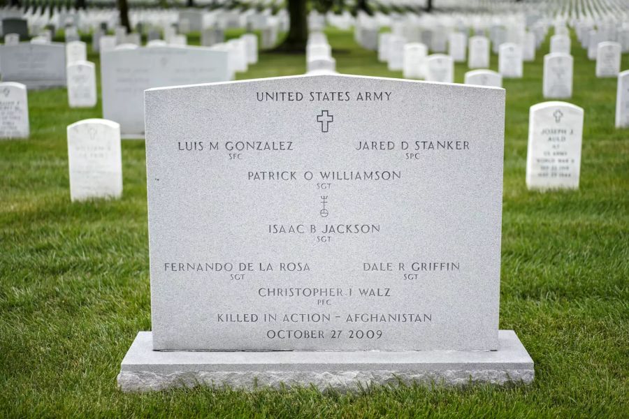 Ein Grabstein mit den Namen von US-Soldaten, die während des Einsatzes in Afghanistan gefallen sind, ist am 16. August 2021 auf dem nationalen Friedhof in Arlington zu sehen.