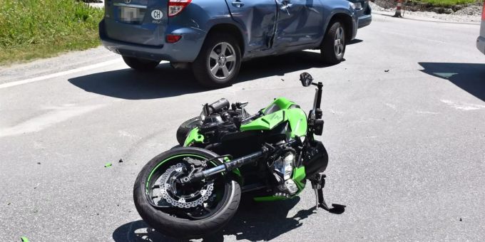 Der Motorradlenker verletzte sich dabei mittelschwer. Kantonspolizei Graubünden