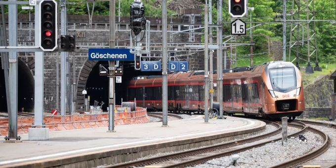 Treno Gottardo der Südostbahn beim Bahnhof Göschenen. SOB Treno Gottardo