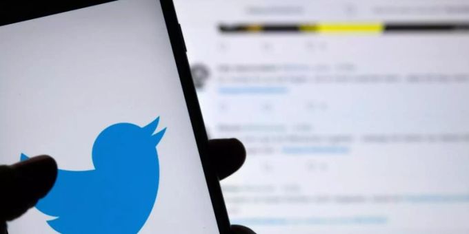 Das Logo des sozialen Netzwerks Twitter ist auf dem Display eines Smartphones zu sehen. Foto: Monika Skolimowska/zb/dpa Das Logo des sozialen Netzwerks Twitter ist auf dem Display eines Smartphones zu sehen. Foto: Monika Skolimowska/zb/dpa