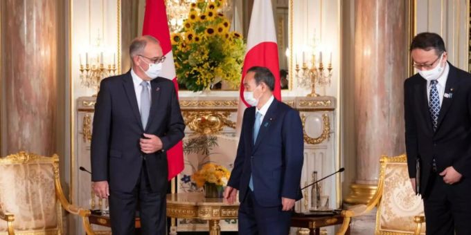 Bundespräsident Guy Parmelin hat in Japan den japanischen Premierminister Yoshihide Suga getroffen. Guy Parmelin