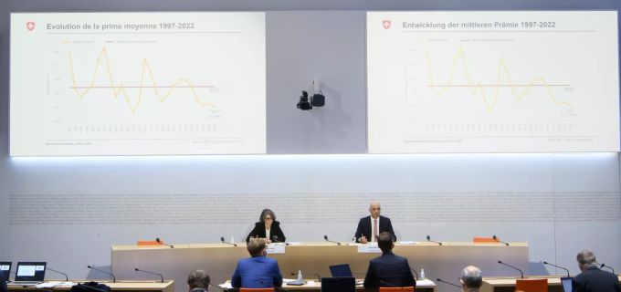 Bundesrat Alain Berset, rechts, spricht an der Seite von Anne Levy, Direktorin des Bundesamts für Gesundheit (BAG), links, an einer Medienkonferenz zu den Krankenkassenprämien 2022. Krankenkasse