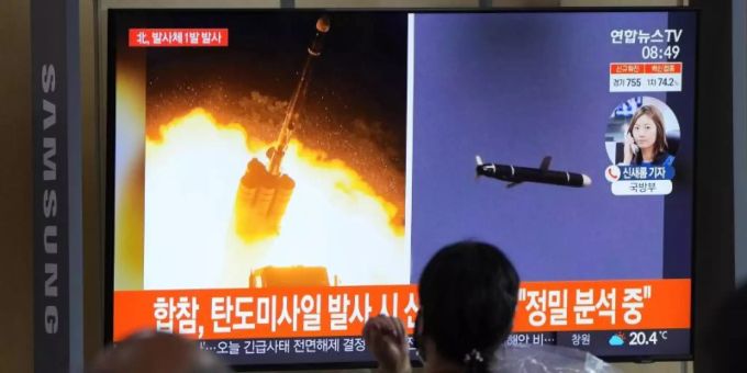 Menschen im im Seouler Bahnhof sehen während einer Nachrichtensendung ein Fernsehbild des nordkoreanischen Raketenstarts. Foto: Ahn Young-Joon/AP/dpa Menschen im im Seouler Bahnhof sehen während einer Nachrichtensendung ein Fernsehbild des nordkoreanischen Raketenstarts. Foto: Ahn Young-Joon/AP/dpa