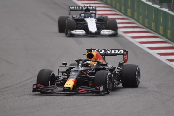 Max Verstappen (Red Bull Racing) fuhr beim Russland-GP vom letzten Startplatz noch auf Rang zwei. Max Verstappen Red Bull