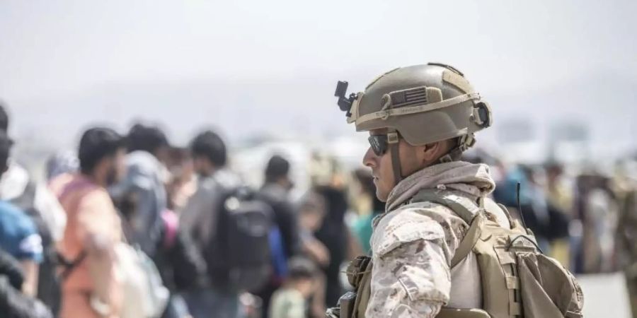 Ein US-Soldat im August während der Evakuierungsaktion am Flughafen von Kabul. Foto: Sgt. Samuel Ruiz/U.S. Marine Corps/AP/dpa