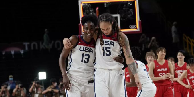 Brittney Griner (r) hat Probleme bei der Einreise nach Russland. Tokyo Olympics Basketball