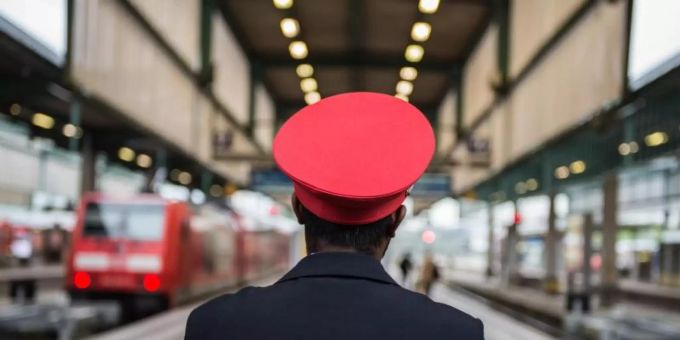 Ein DB-Mitarbeiter an einem leeren Bahngleis. Foto: picture alliance / Wolfram Kastl/dpa Ein DB-Mitarbeiter an einem leeren Bahngleis. Foto: picture alliance / Wolfram Kastl/dpa