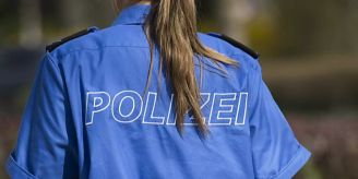 Zeugenaufruf - Auto kollidiert wegen Disput in Basel mit Geländer