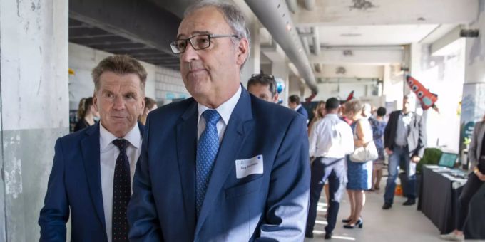 Bundespräsident Guy Parmelin, rechts, und Hans Ueli Mueller, Verwaltungsratspräsident Bernapark bei der Eröffnung des Zentrum für Innovation und Digitalisierung ZID, am Mittwoch, 11. August 2021, in Stettlen bei Bern. Guy Parmelin