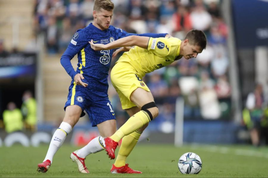 Chelsea-Stürmer Timo Werner (l.) im Duell mit Juan Foyth (r.).