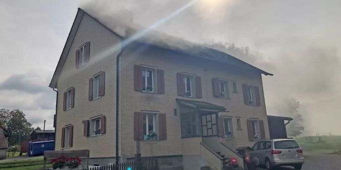 Beim Brand wurden zwei Personen leicht verletzt. Brand