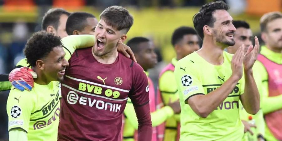 Die Dortmunder um Matchwinner Donyell Malen (l) feiern den Heimsieg. Foto: Bernd Thissen/dpa