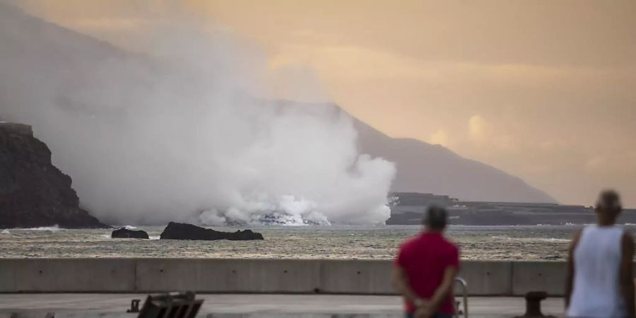 Eine gute Woche nach dem Vulkanausbruch auf der spanischen Kanareninsel La Palma ergiessen sich die um die 1000 Grad heissen Lavaströme nun in das Meer. Foto: Kike Rincón/EUROPA PRESS/dpa