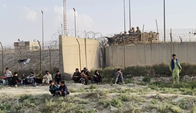 Menschen warten am Flughafen von Kabul auf Rettung. Kabul