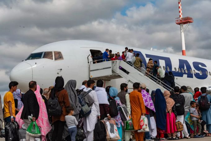 Flüchtlinge steigen am Flughafen Kabul in eine US-Maschine ein. Taliban