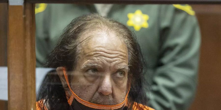 ARCHIV - Der Erotikfilmstar Ron Jeremy erscheint am 26. Juni 2020 im Clara Shortridge Foltz Criminal Justice Center in Los Angeles zu seiner Anklageverlesung wegen Vergewaltigung und sexueller Nötigung. Foto: David Mcnew/Pool Getty Images via AP/dpa - ACHTUNG: Nur zur redaktionellen Verwendung und nur mit vollständiger Nennung des vorstehenden Credits