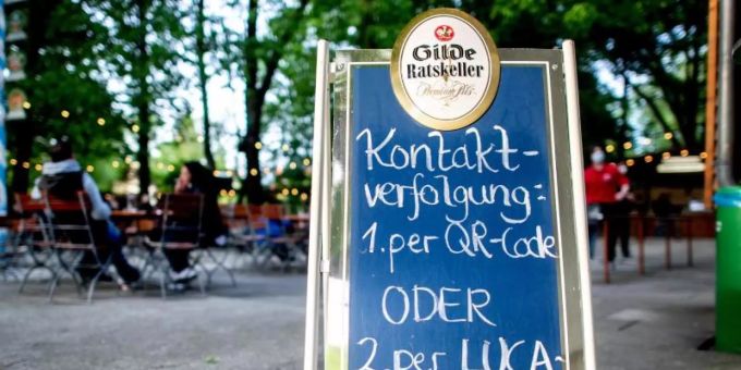 In Baden-Württemberg tritt die Corona-Warnstufe in Kraft. Dies betrifft unter anderem Besucher aus dem Kanton Basel. Foto: Hauke-Christian Dittrich/dpa basel