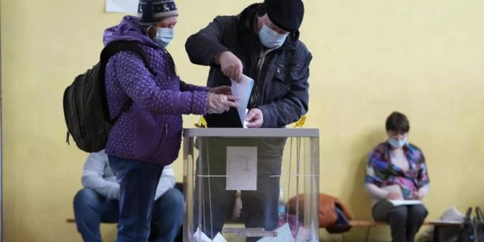 Unter weitgehendem Ausschluss prominenter Oppositioneller hat in Russland die dreitägige Parlamentswahl begonnen. Foto: Dmitri Lovetsky/AP/dpa