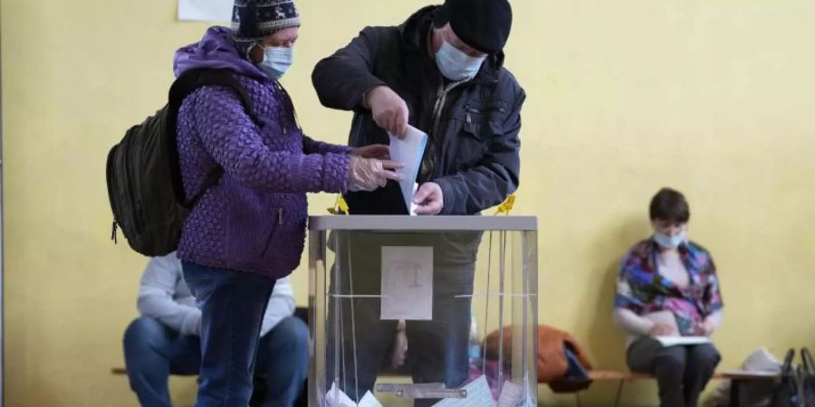 Unter weitgehendem Ausschluss prominenter Oppositioneller hat in Russland die dreitägige Parlamentswahl begonnen. Foto: Dmitri Lovetsky/AP/dpa