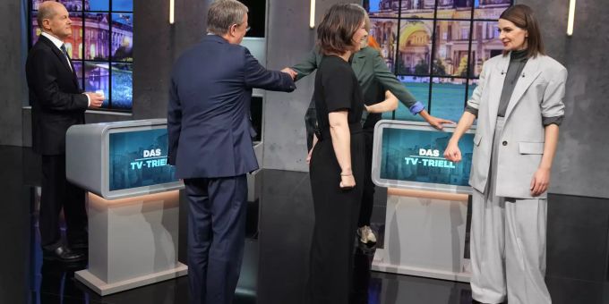 19.09.2021, Berlin: Olaf Scholz (l-r), SPD-Spitzenkandidat in der Bundestagswahl und Bundesfinanzminister, Annalena Bearbock, Spitzenkandidatin von Bündnis 90/Die Grünen deren Parteivorsitzende, und Armin Laschet, Spitzenkandidat von CDU/CSU in der Bundetagswahl, CDU-Parteivorsitzender und Ministerpräsident von Nordrhein-Westfalen, stehen vor Beginn des dritten TV-Triells, der Kanzlerkandidatendiskussion bei ProSieben und Sat.1, im Studio H im Stadtteil Adlershof beieinander und werden von Claudia von Brauchitsch (verdeckt) und Linda Zervakis begrüsst. Foto: Kay Nietfeld/dpa +++ dpa-Bildfunk +++ Bundestagswahlkampf - Drittes TV-Triell