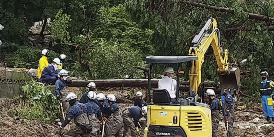 Auf diesem Foto, das von der Nagasaki Kenou Wide Area Fire Department zur Verfügung gestellt wurde, suchen Feuerwehrleute nach schweren Regenfällen in einem Gebiet im Obama-Viertel von Unzen, Präfektur Nagasaki, Südjapan, nach vermissten Personen. Foto: Nagasaki Kenou Wide Area FD/via AP/dpa - ACHTUNG: Nur zur redaktionellen Verwendung und nur mit vollständiger Nennung des vorstehenden Credits