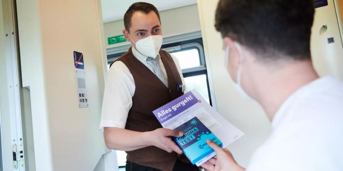 ÖBB verteilt an Bord der Nightjets PCR-Gurgeltestkits. gurgeln