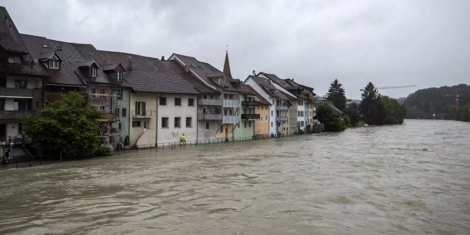 Zivilschutz und Feuewehr deponieren Sandsaecke vor Wohnhaeuser in Mellingen an der Reuss, aufgenommen am Donnerstag, 15. Juli 2021. Aufgrund der heftigen Regenfaelle fuehrt die Reuss Hochwasser..(KEYSTONE/Alexandra Wey) REUSS, HOCHWASSER, REGEN, UNWETTER, STURM, SEE, UEBERSCHWEMMUNG,