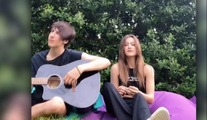 Summer singt mit ihrem Bruder Tyler. Summer
