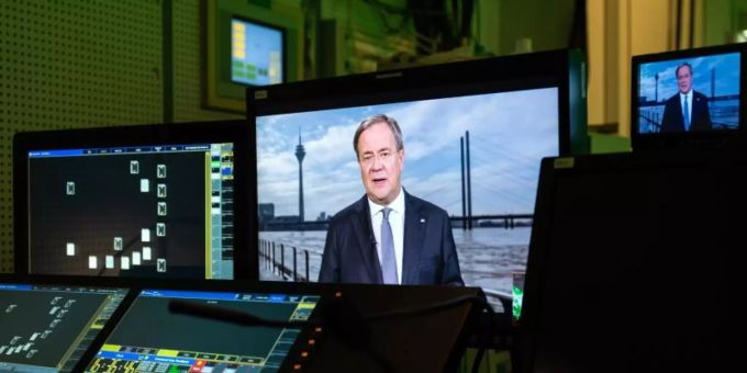 Armin Laschet bei der Fernsehansprache im WDR. Foto: Mark Hermenau/Land.nrw/dpa Armin Laschet bei der Fernsehansprache im WDR. Foto: Mark Hermenau/Land.nrw/dpa