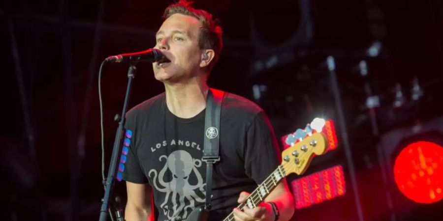 Mark Hoppus, Bassist und Sänger der Band Blink-182, beim Musikfestival Hurricane 2017. Foto: picture alliance / Sebastian Gollnow/dpa