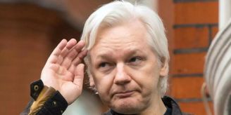 Wikileaks-Gründer - Briten liefern Julian Assange (50) an USA aus Wikileaks-Gründer - Briten liefern Julian Assange (50) an USA aus