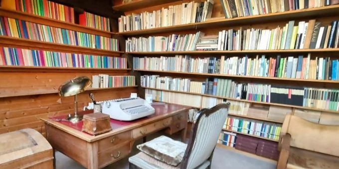 Bücher über Bücher und der Schreibtisch mit Schreibmaschine der Schriftstellerin Ingeborg Bachmann. Foto: Michael Walcher/APA/dpa Bücher über Bücher und der Schreibtisch mit Schreibmaschine der Schriftstellerin Ingeborg Bachmann. Foto: Michael Walcher/APA/dpa