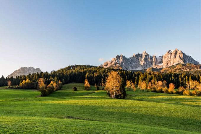 Die prachtvolle Kaiserkulisse erstreckt sich über gut 20 km von Westen nach Osten. d