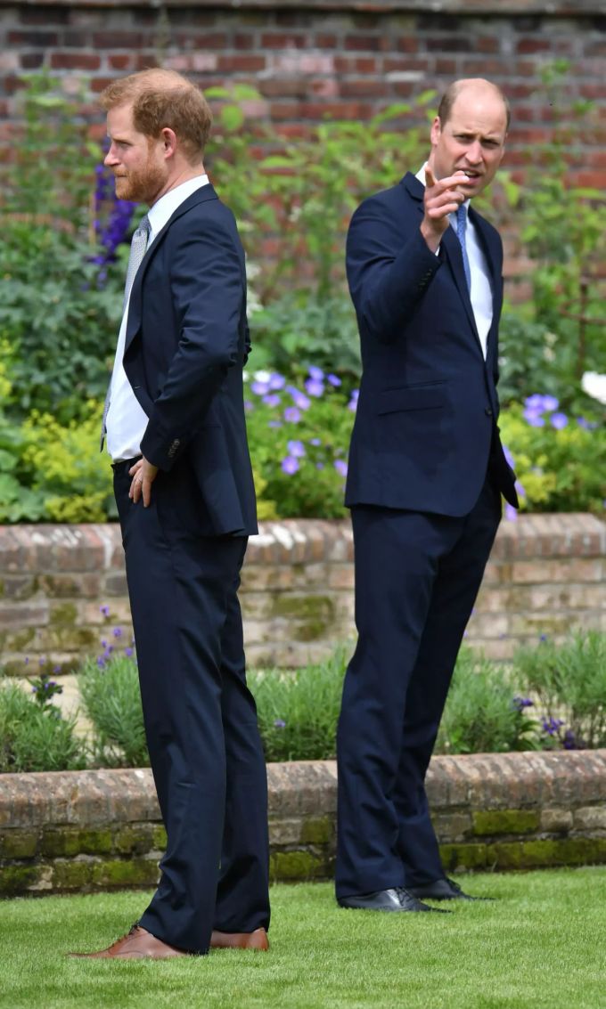 Der Graben zwischen Prinz Harry (l.) und Prinz William will einfach nicht kleiner werden. Harry William