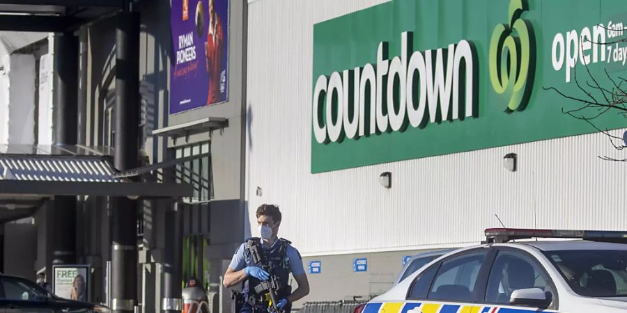 Ein Polizist vor der «Countdown»-Supermarkt-Filiale in der neuseeländischen Metropole Auckland, nachdem dort am Freitag eine Messer-Attacke stattgefunden hatte. (Archivbild)