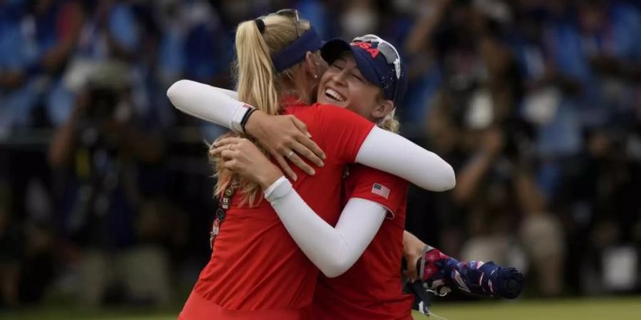 Jessica Korda (l) gratuliert ihrer Schwester Nelly zum Olympiasieg. Foto: Andy Wong/AP/dpa