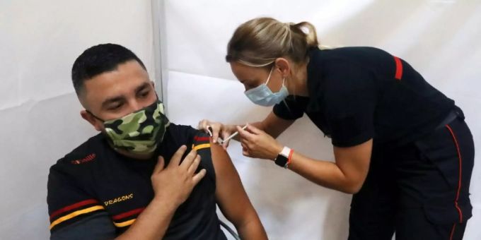 Ein Mann im französischen Perpignan wird gegen Corona geimpft Ein Mann im französischen Perpignan wird gegen Corona geimpft